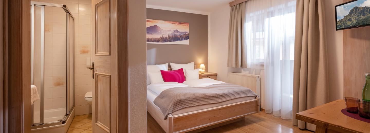 © Eurotours Doppelzimmer kleiner & kleines Bad