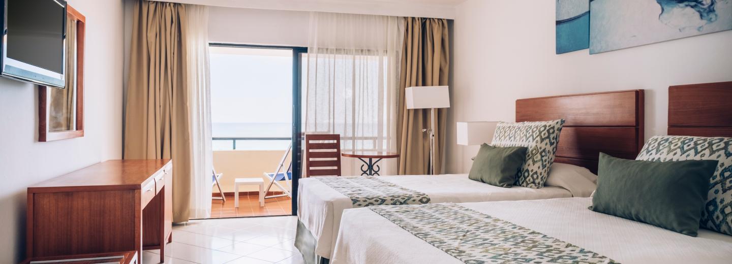 © Eurotours Doppelzimmer Seeseite mit Balkon