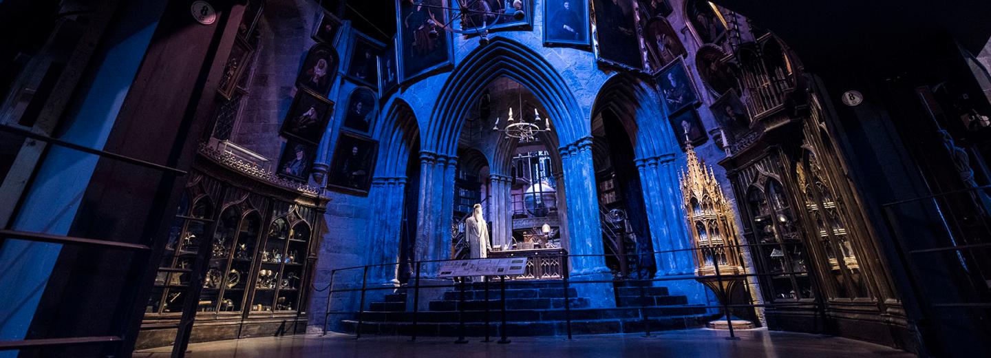 © TM & © Warner Bros. Entertainment Inc. Harry Potter Publishing Rights © JKR. Harry Potter characters, names and related indicia are trademarks of and © Warner Bros. Entertainment Inc. All Rights Reserved. Magische Busrundreise in den Fußstapfen von Harry Potter