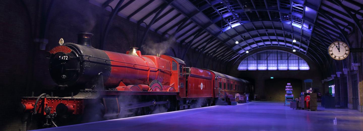 © TM & © Warner Bros. Entertainment Inc. Harry Potter Publishing Rights © JKR. Harry Potter characters, names and related indicia are trademarks of and © Warner Bros. Entertainment Inc. All Rights Reserved. Magische Busrundreise in den Fußstapfen von Harry Potter