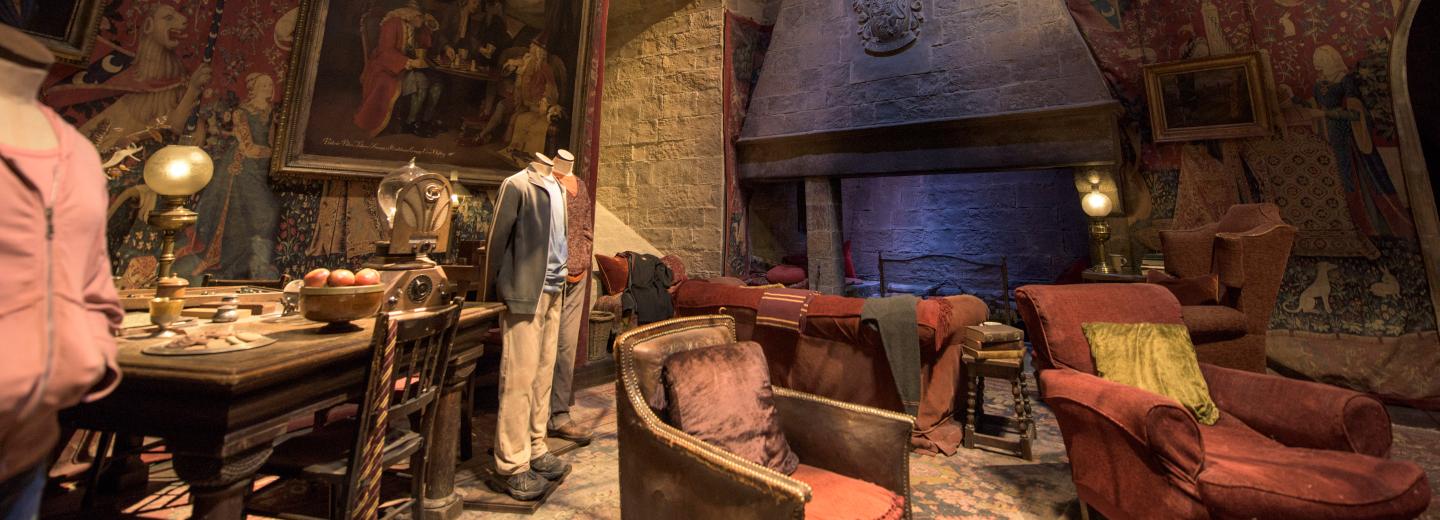 © TM & © Warner Bros. Entertainment Inc. Harry Potter Publishing Rights © JKR. Harry Potter characters, names and related indicia are trademarks of and © Warner Bros. Entertainment Inc. All Rights Reserved. Magische Busrundreise in den Fußstapfen von Harry Potter