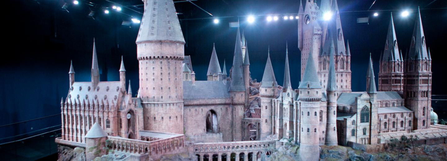© TM & © Warner Bros. Entertainment Inc. Harry Potter Publishing Rights © JKR. Harry Potter characters, names and related indicia are trademarks of and © Warner Bros. Entertainment Inc. All Rights Reserved. Magische Busrundreise in den Fußstapfen von Harry Potter