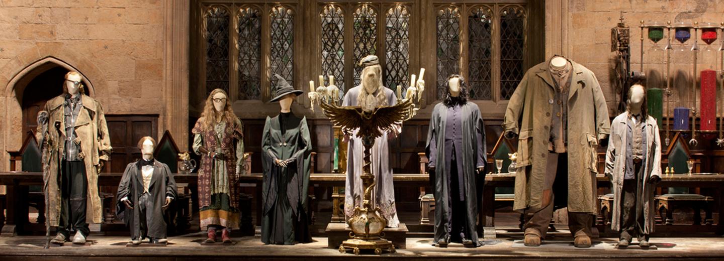© TM & © Warner Bros. Entertainment Inc. Harry Potter Publishing Rights © JKR. Harry Potter characters, names and related indicia are trademarks of and © Warner Bros. Entertainment Inc. All Rights Reserved. Magische Busrundreise in den Fußstapfen von Harry Potter