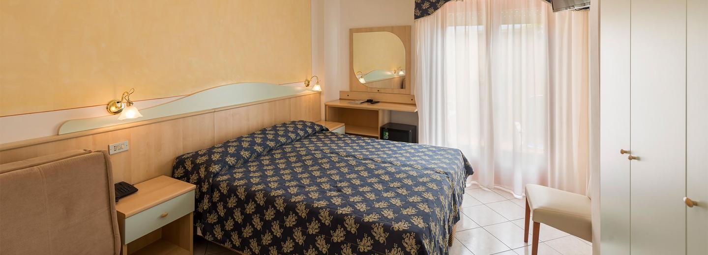 © Eurotours Doppel-/Zweibettzimmer mit Seeblick