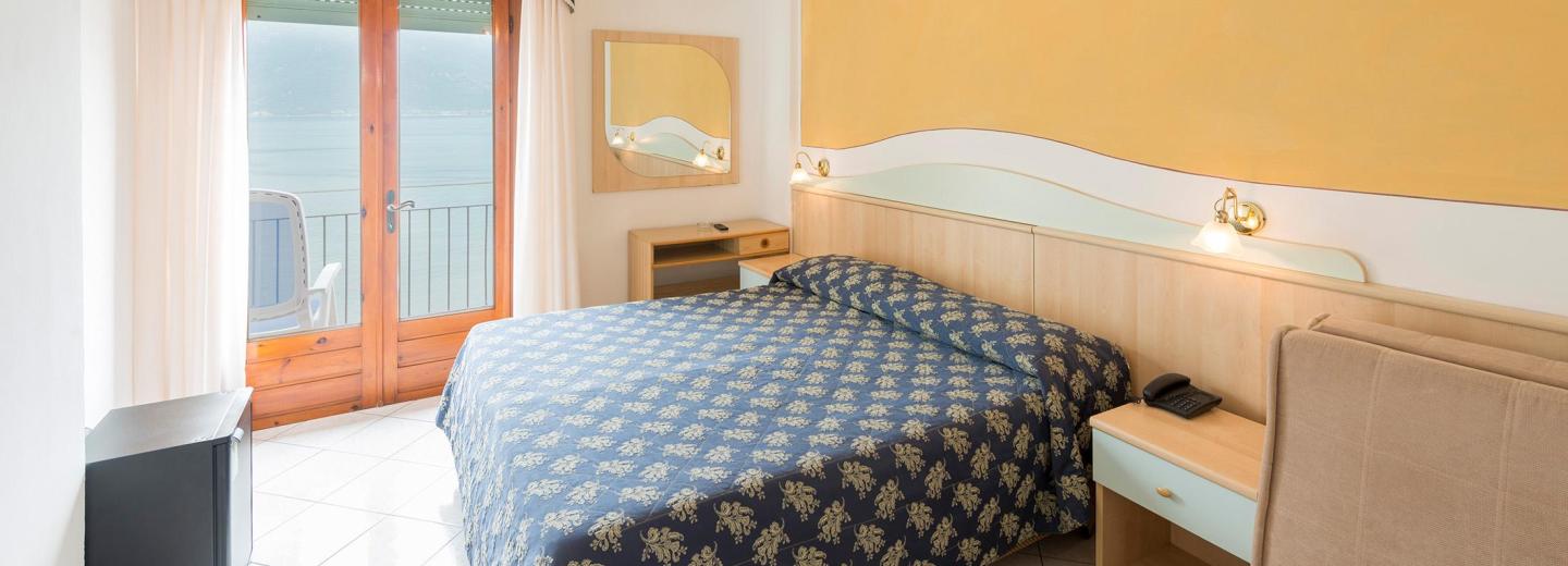 © Eurotours Doppel-/Zweibettzimmer mit Seeblick