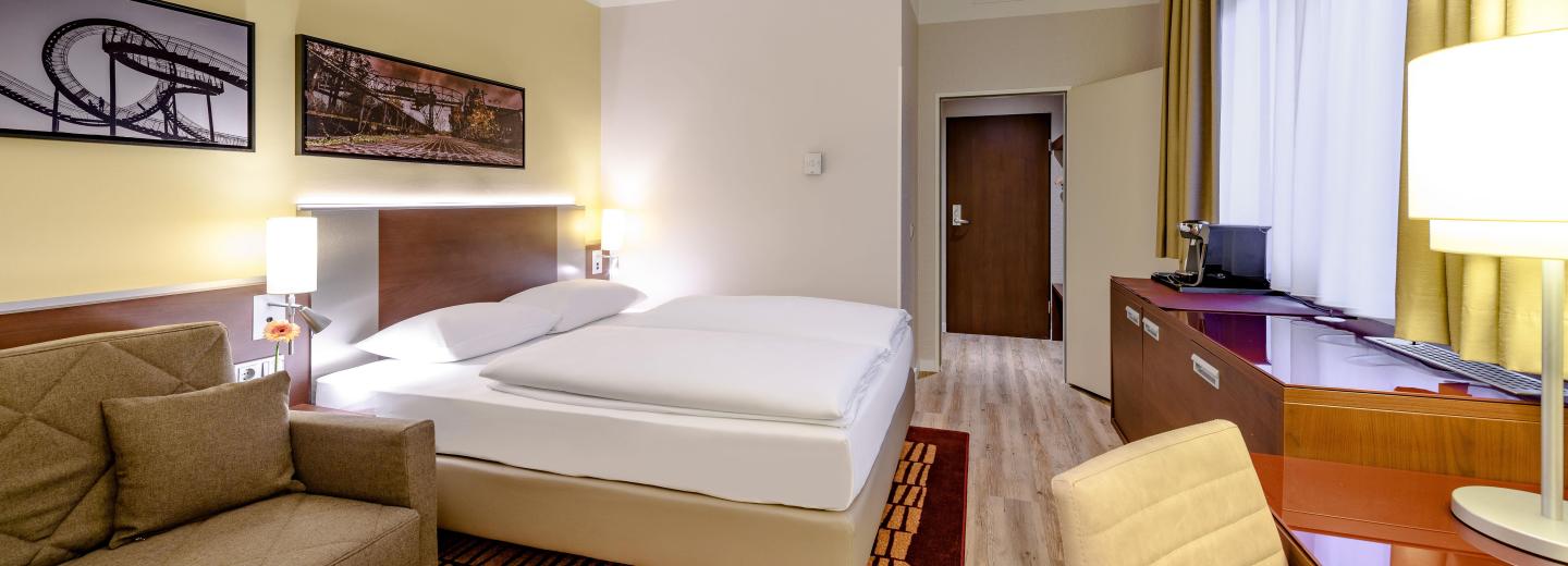 © Eurotours Standard-Zimmer mit Doppelbett und Sofa