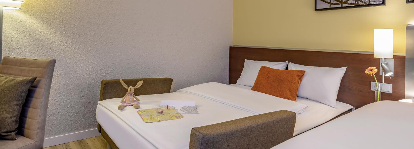 © Eurotours Standard-Zimmer mit Doppelbett und Sofa