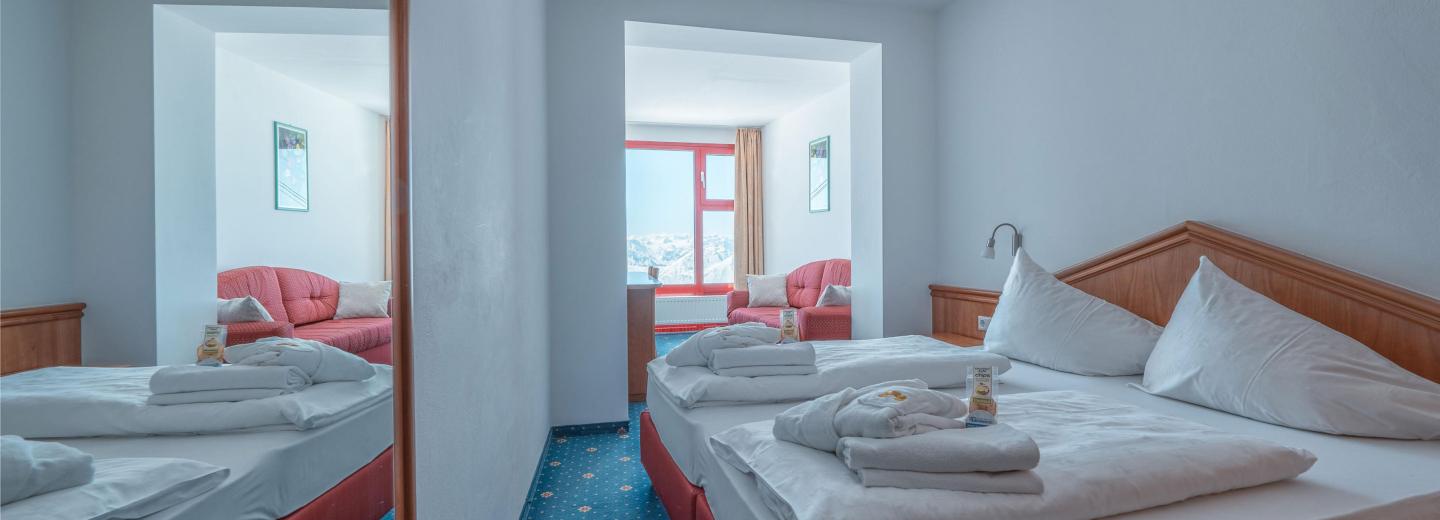 © Eurotours Doppel-/Zweibettzimmer mit Bergblick