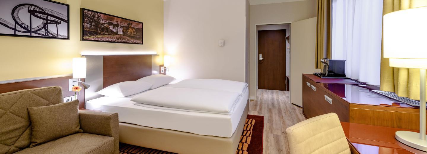© Eurotours Standard-Zimmer mit Doppelbett und Sofa
