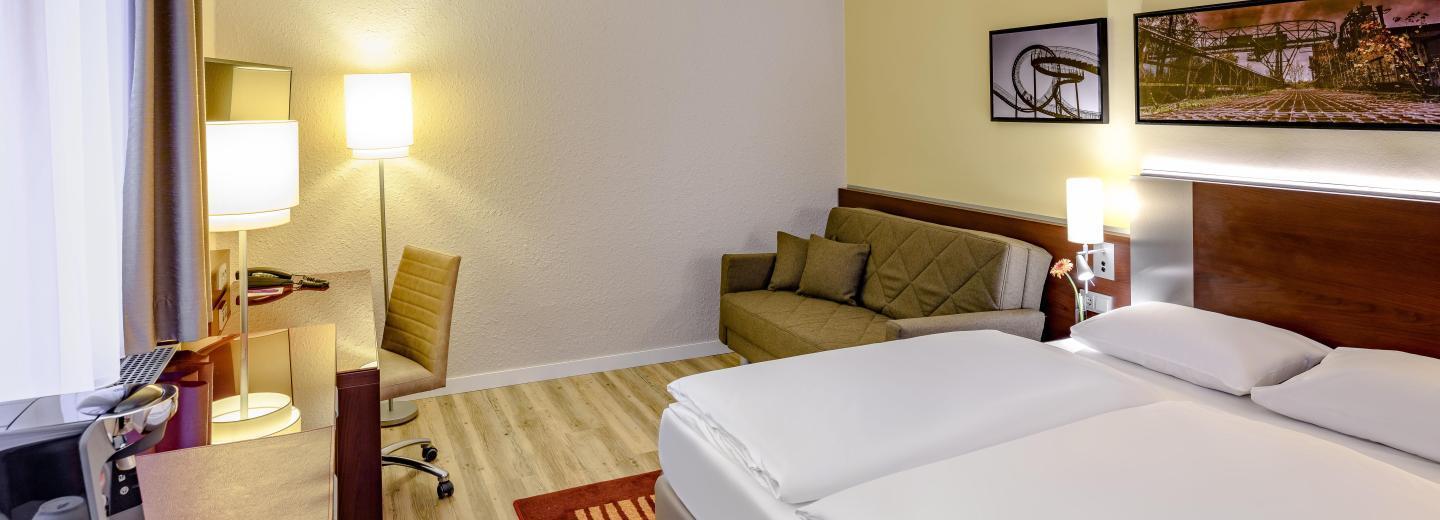 © Eurotours Standard-Zimmer mit Doppelbett und Sofa