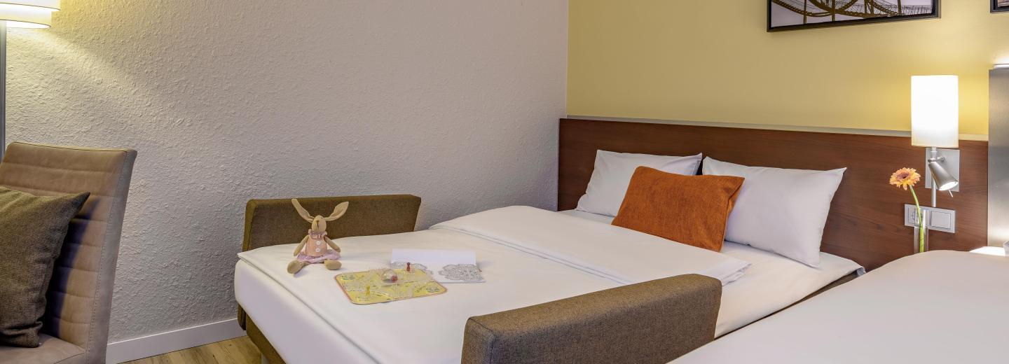 © Eurotours Standard-Zimmer mit Doppelbett und Sofa
