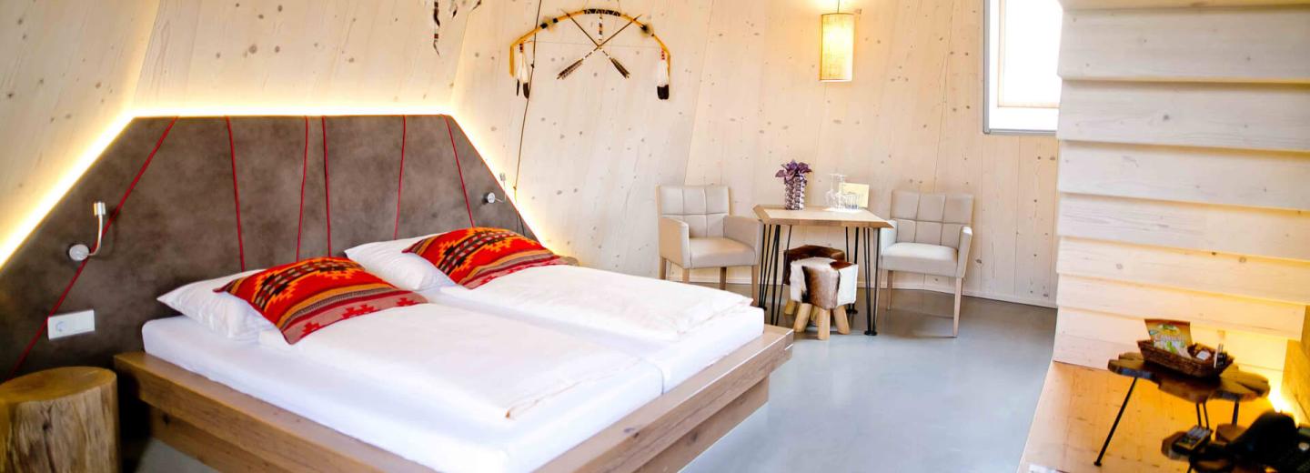 © IKUNA-Naturresort Tipi-Suite mit zwei Stöcken