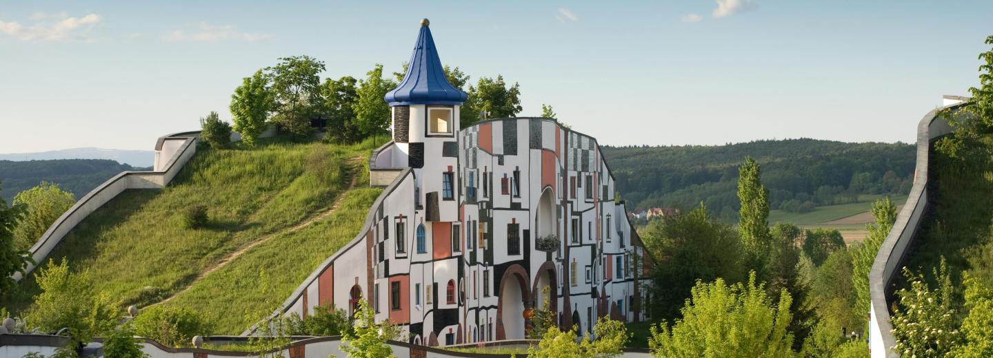 © Hundertwasser Architekturprojekt Steiermark: Wellnessauszeit in der Rogner Therme Bad Blumau