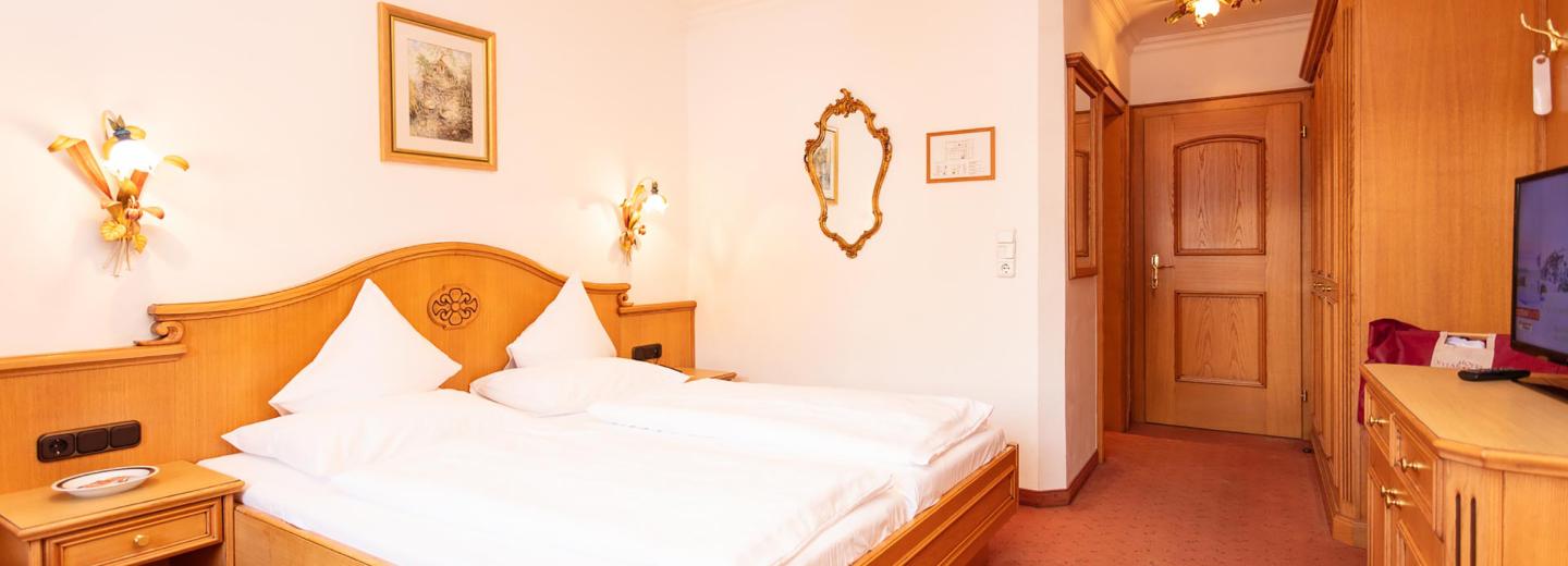 © Eurotours Doppelzimmer Balkon Bergblick "Smaragd"