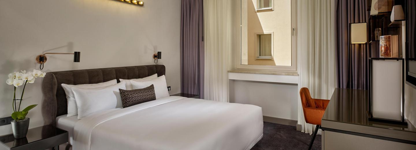 © Eurotours Superior Zimmer mit Queensize-Bett und Blick auf das Atrium