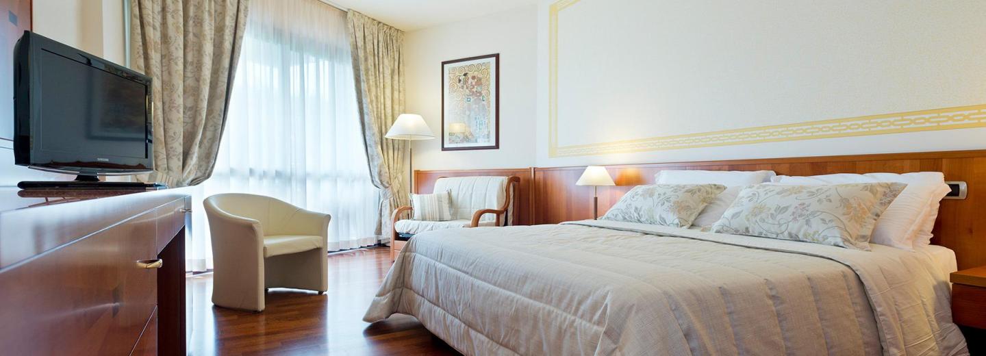 © Eurotours Dreibettzimmer Deluxe Balkon