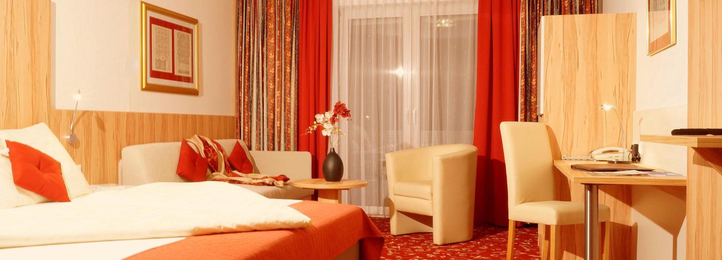 © Eurotours Dreibettzimmer Standard Balkon
