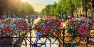 Zu Amsterdam gehören das Fahrrad, der Kanal und Grachten Zu Amsterdam gehören das Fahrrad, der Kanal und Grachten