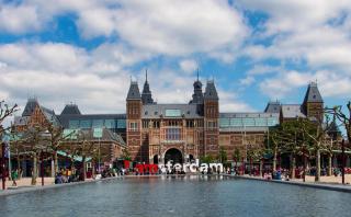 das Rijksmuseum mit den Buchstaben I Amsterdam das Rijksmuseum mit den Buchstaben I Amsterdam