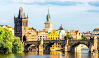 die Karlsbrücke in Prag von der Moldau aus gesehen