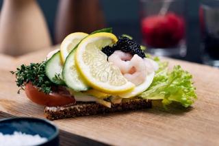 ein reichhaltig belegtes Butterbrot