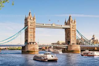 die Tower Bridge über der Themse