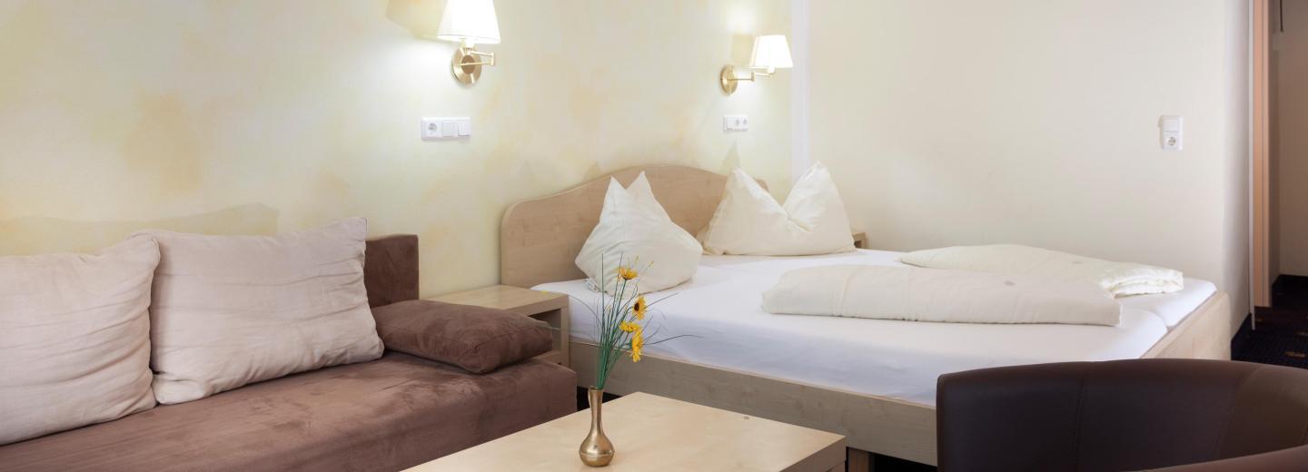 © Eurotours Doppelzimmer Standard Balkon Nebenhaus "Haus Figol"