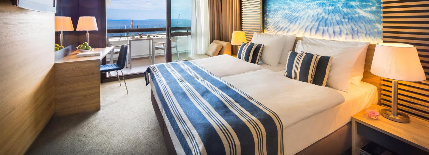 © Eurotours Zimmerbeispiel Doppelzimmer Superior Balkon Meerblick