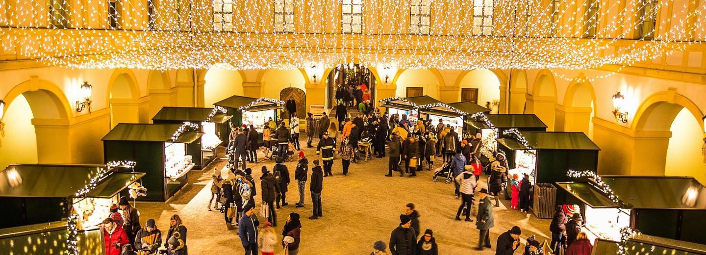 © SKB - Astrid Knie Weihnachtsmarkt Schloss Hof mit Schlossanlage