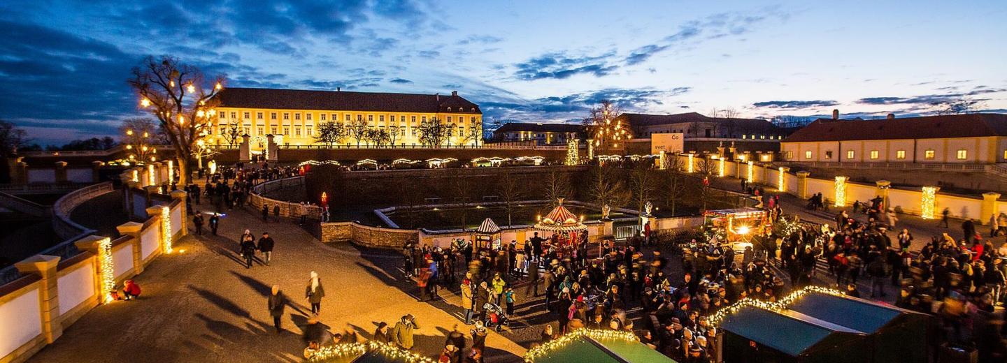 © SKB - Astrid Knie Weihnachtsmarkt Schloss Hof mit Schlossanlage