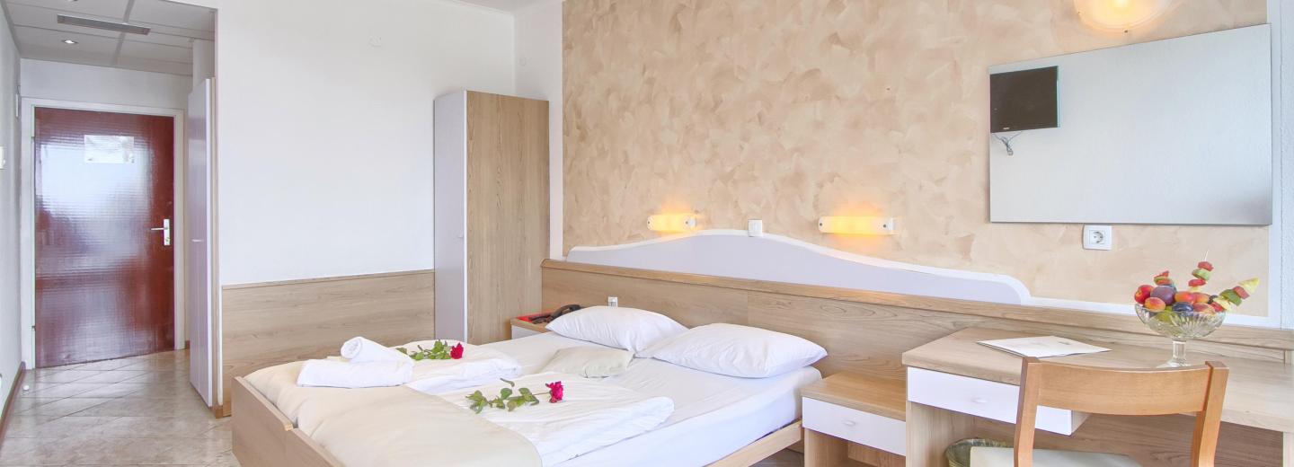 © Maslinica hotels & resort Beispiel Doppelzimmer Superior Balkon, Hotel Mimosa - Lido Palace