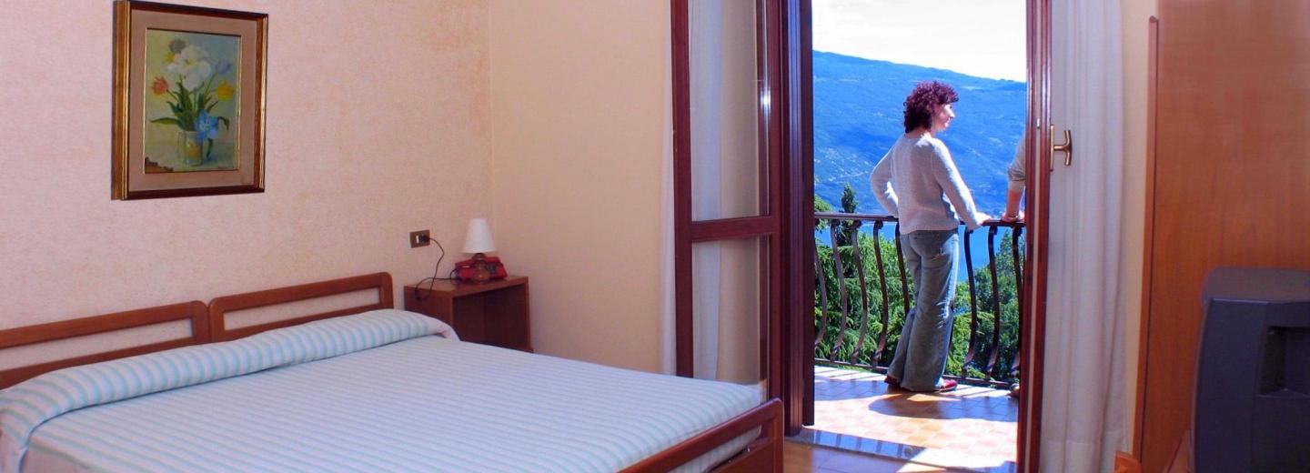 © Eurotours Beispiel Dreibettzimmer Standard Balkon Seeblick, Hotel La Rotonda
