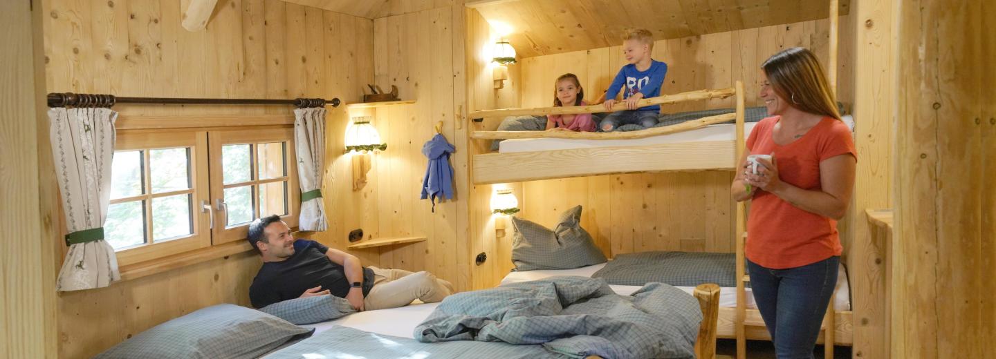 © Eurotours Beispiel Baumhaus, Natur-Resort Tripsdrill