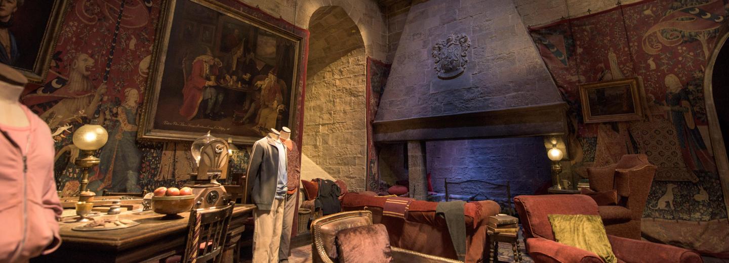 © TM & © Warner Bros. Entertainment Inc. Harry Potter Publishing Rights © JKR. Harry Potter characters, names and related indicia are trademarks of and © Warner Bros. Entertainment Inc. All Rights Reserved. Warner Bros. Studio Tour London - The Making of Harry Potter