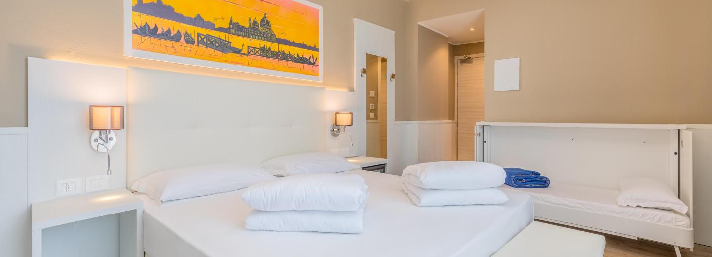 © Eurotours Dreibettzimmer Balkon