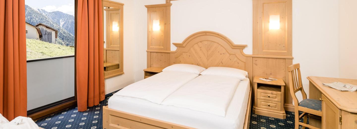 © Eurotours Vierbettzimmer Balkon Jaufental