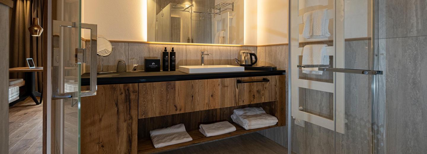© Eurotours Zimmerbeispiel Deluxe Dreibettzimmer Balkon Monzoni