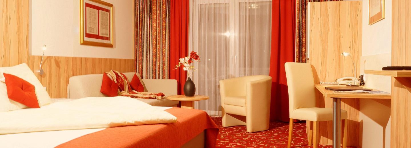 Zimmerbeispiel, Dreibettzimmer (DBZ) „Standard Balkon“