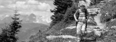 9831953/kind-wandern-gettyimages-1148065615-erweitert-1_1767101575362.jpg