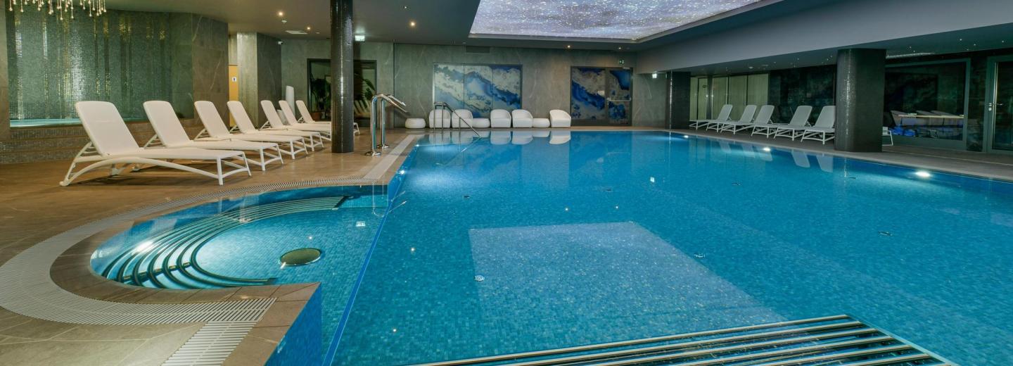 Factory Resort Hallenbad