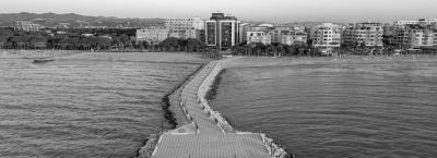 9833891/vbg229129-albanische-strandpromenade-in-durres_1770701694181.jpg