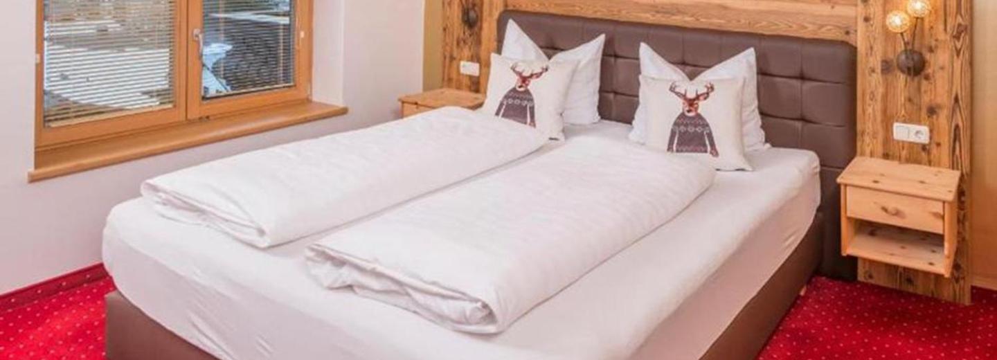 Zimmerbeispiel Standard Vierbettzimmer Balkon Bergblick