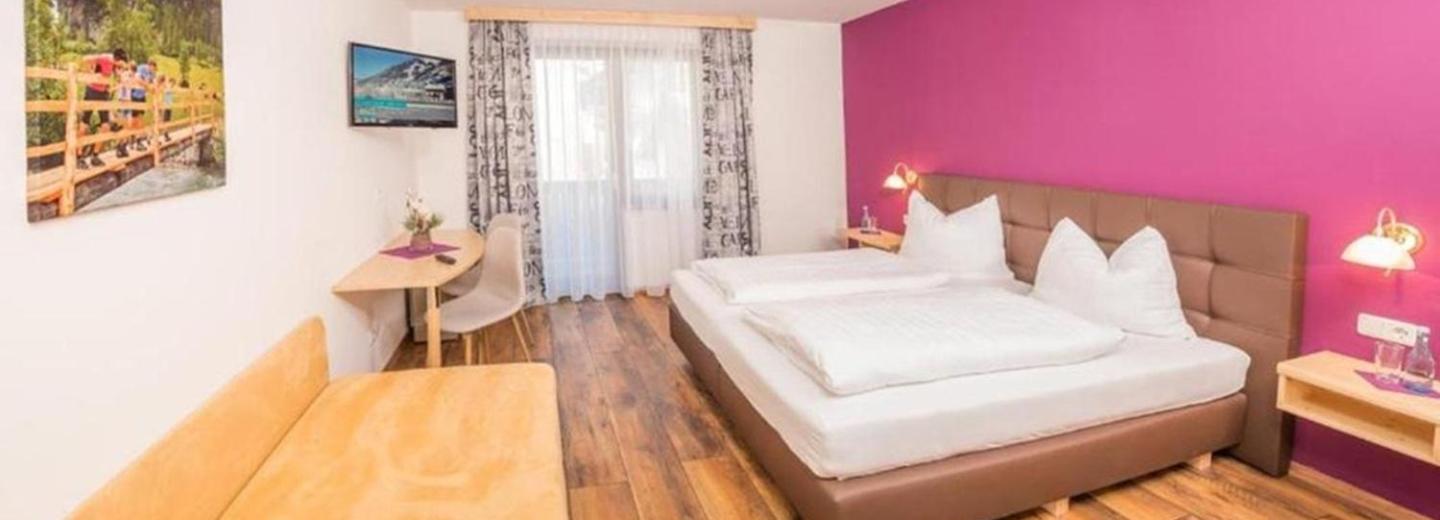 Zimmerbeispiel Standard Doppelzimmer Balkon Bergblick