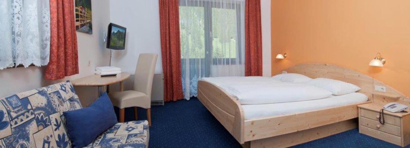 Zimmerbeispiel Standard Doppelzimmer Balkon Bergblick